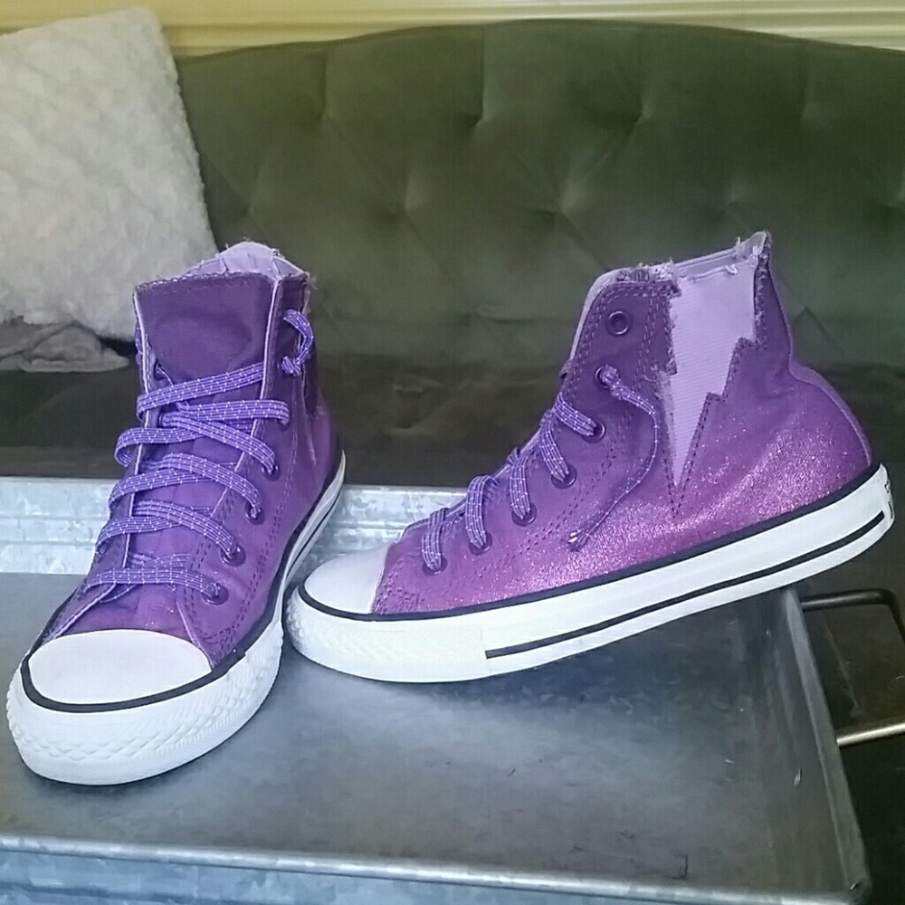 Girls Converse size 2.5 . Fit as size 3